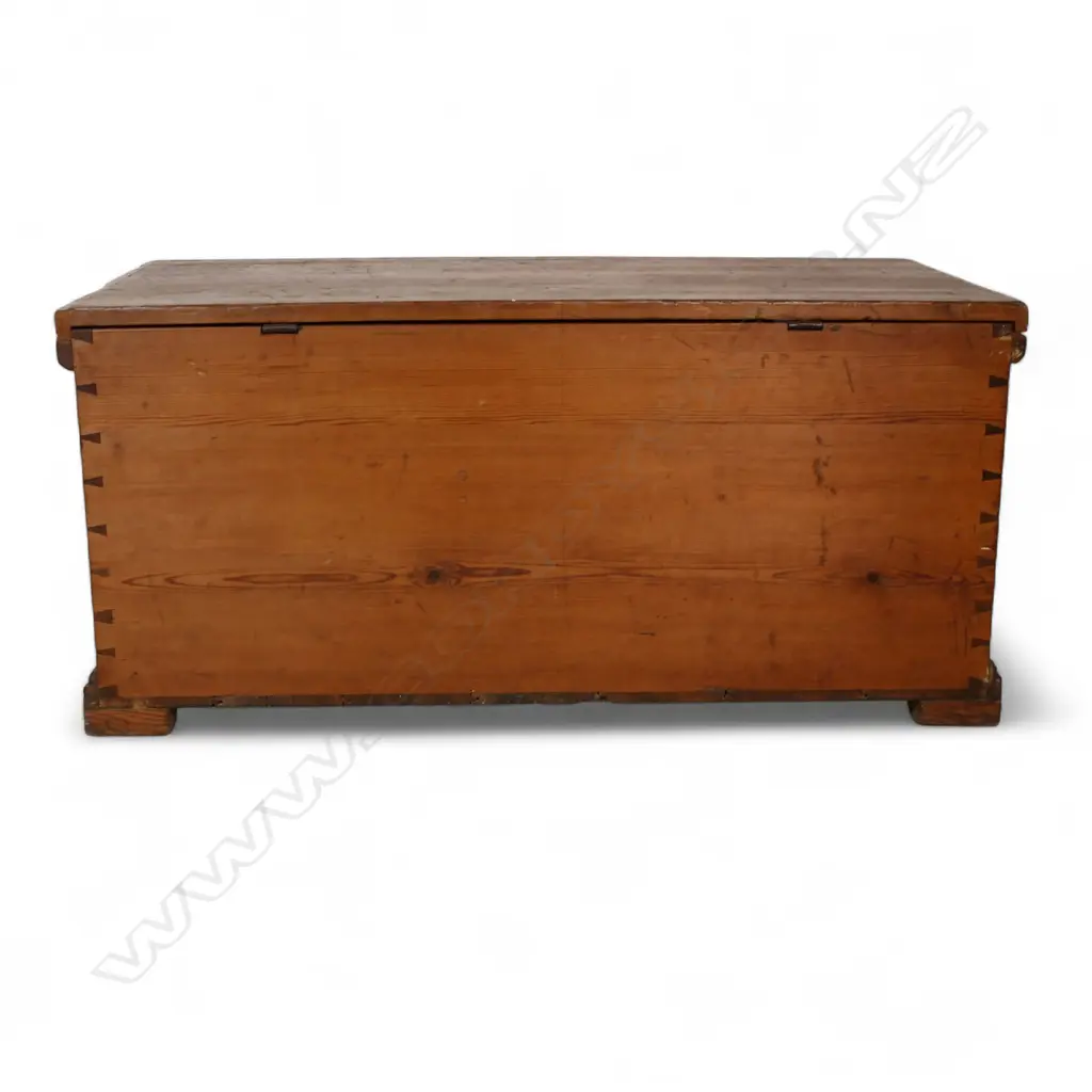 A Victorian pine storage trunk, Image 1++